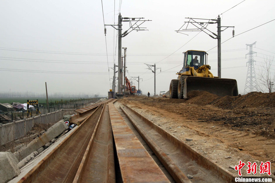 3月12日,施工机械在汉宜铁路潜江段对路基进行加固.