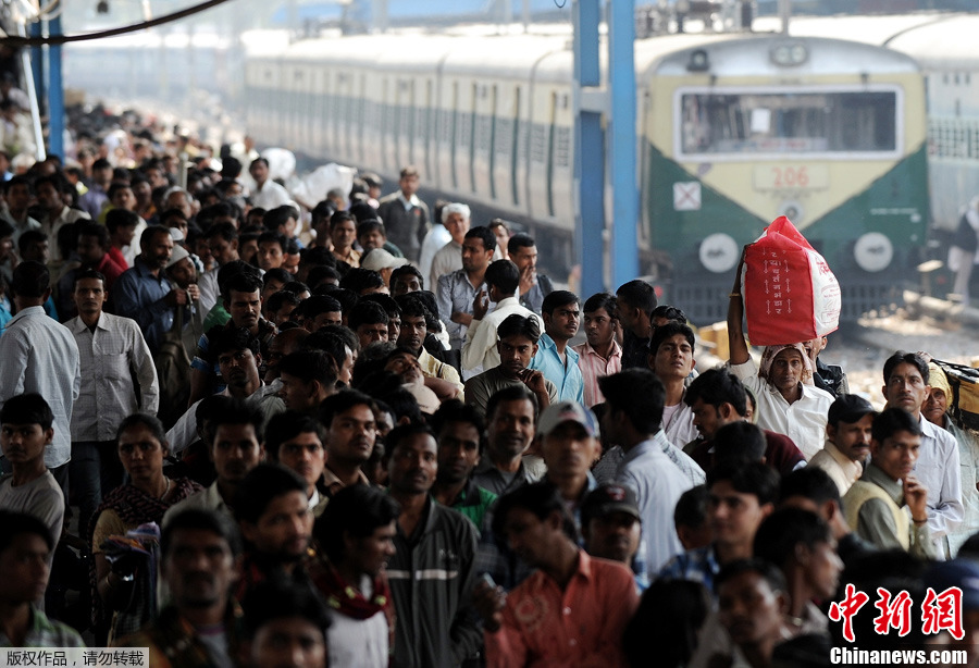 印度新德里通勤者钻车窗上车场景堪似春运
