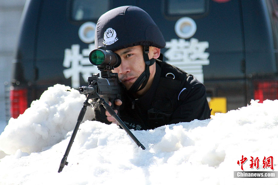 沈阳反恐反暴特警练习跑步射击