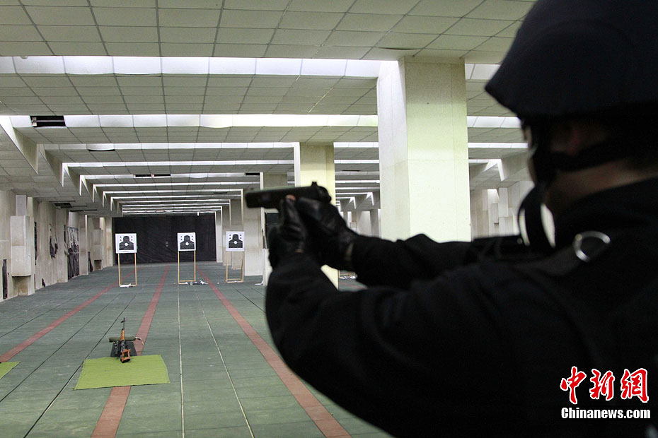 沈阳反恐反暴特警练习跑步射击