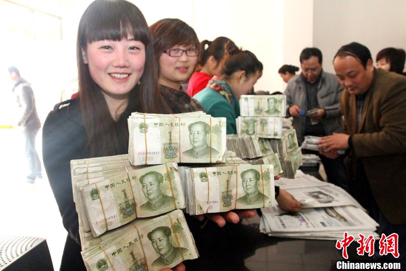 在公交公司财务处记者看到:桌上,地上堆叠着一捆捆,一摞摞的一元纸币
