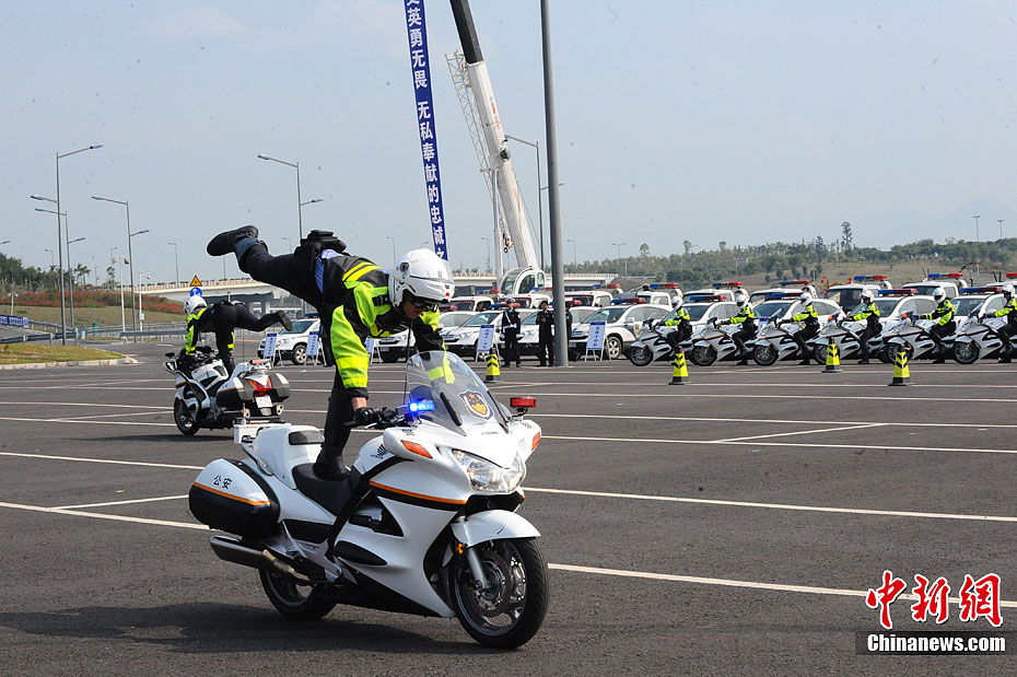 深圳交警开展应急处突演练警察骑摩托车展特技