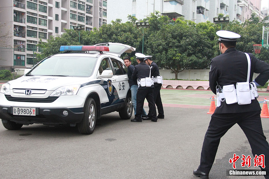 深圳交警开展应急处突演练 警察骑摩托车展特技-中新网