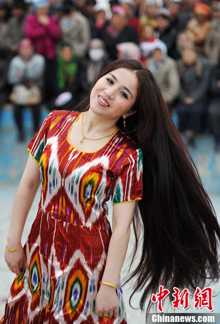 新疆麦盖提县举行刀郎长辫子姑娘模特赛