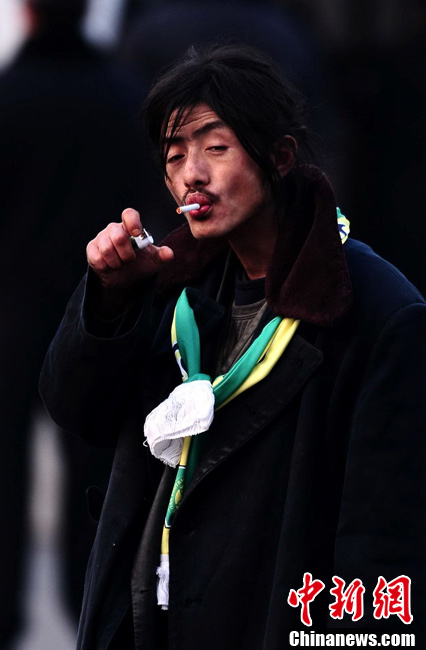 国安犀利哥蹿红网络靠捡瓶子买国安年票