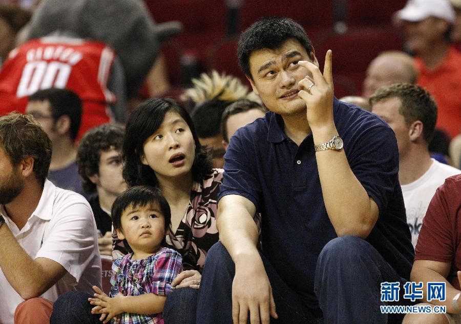 Ҧ��Я��Ů�ֳ���սNBA �ɰ�СŮ��¶��