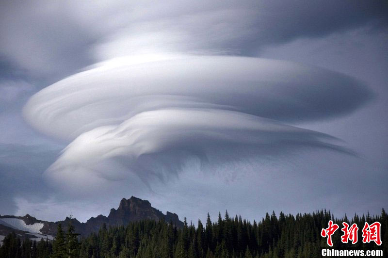 摄影师旅行遇奇景空中巨大螺旋形云朵