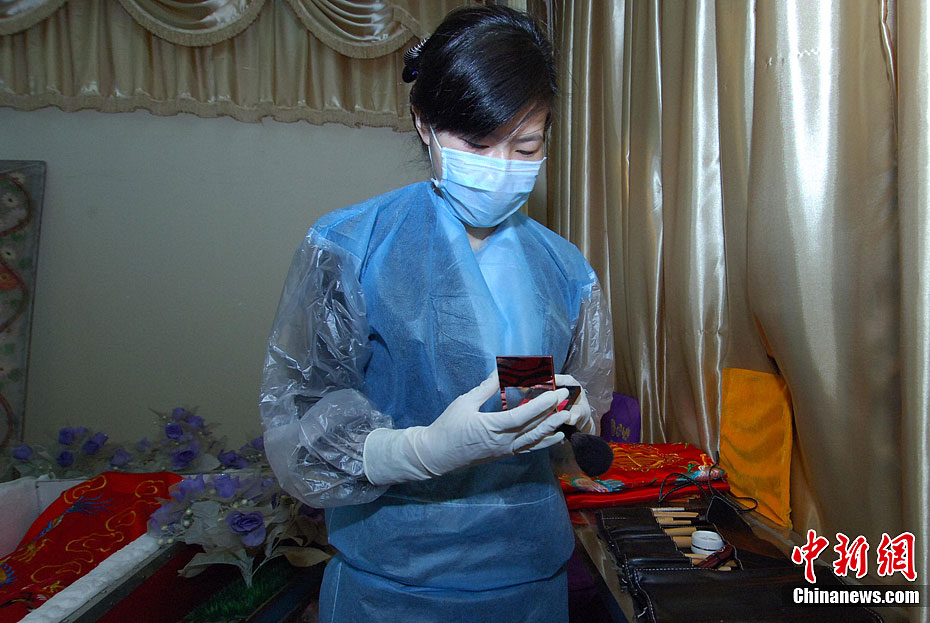 90后女入殓师用双手赋予生命最后的尊严