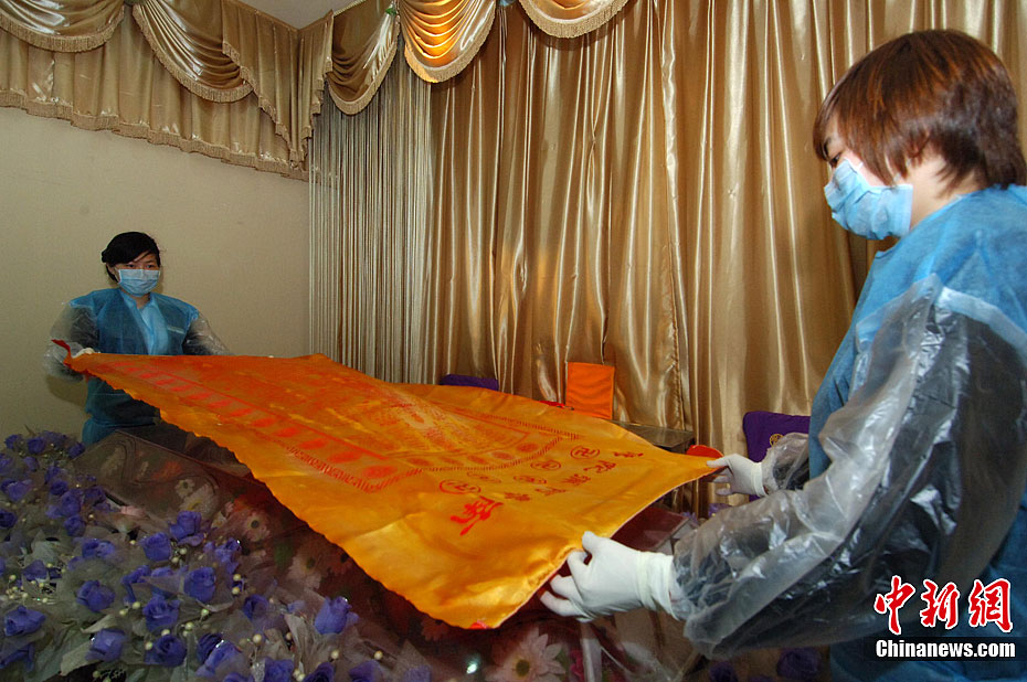 90后女入殓师用双手赋予生命最后的尊严