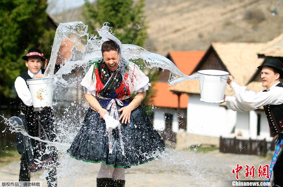 匈牙利村庄迎接复活节姑娘们遭湿身无一幸免