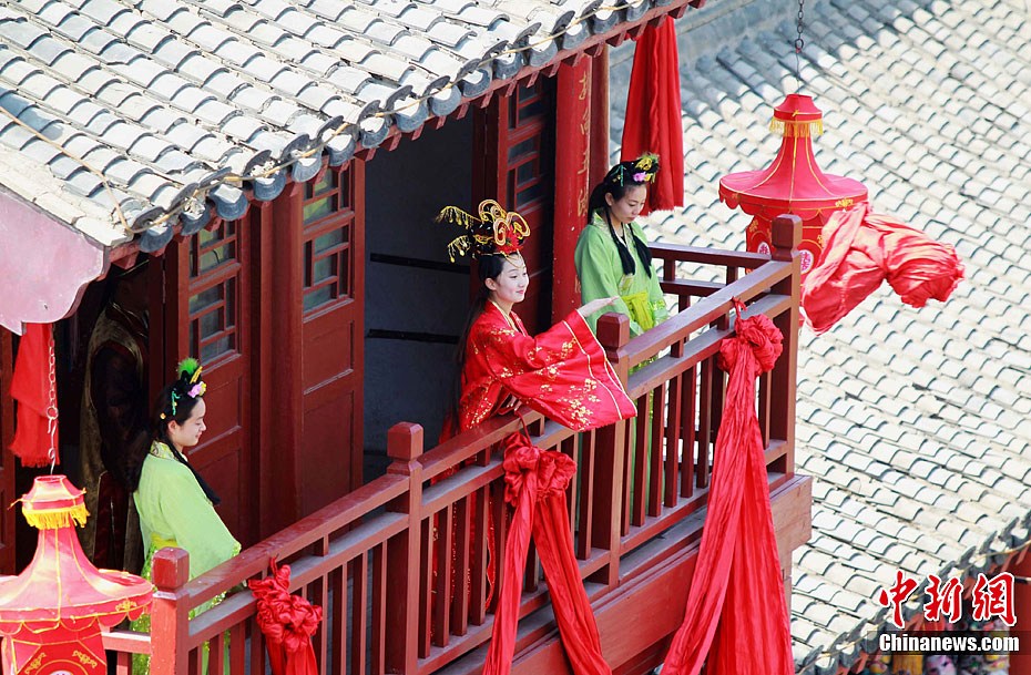 大宋美女招亲绣楼被围得水泄不通