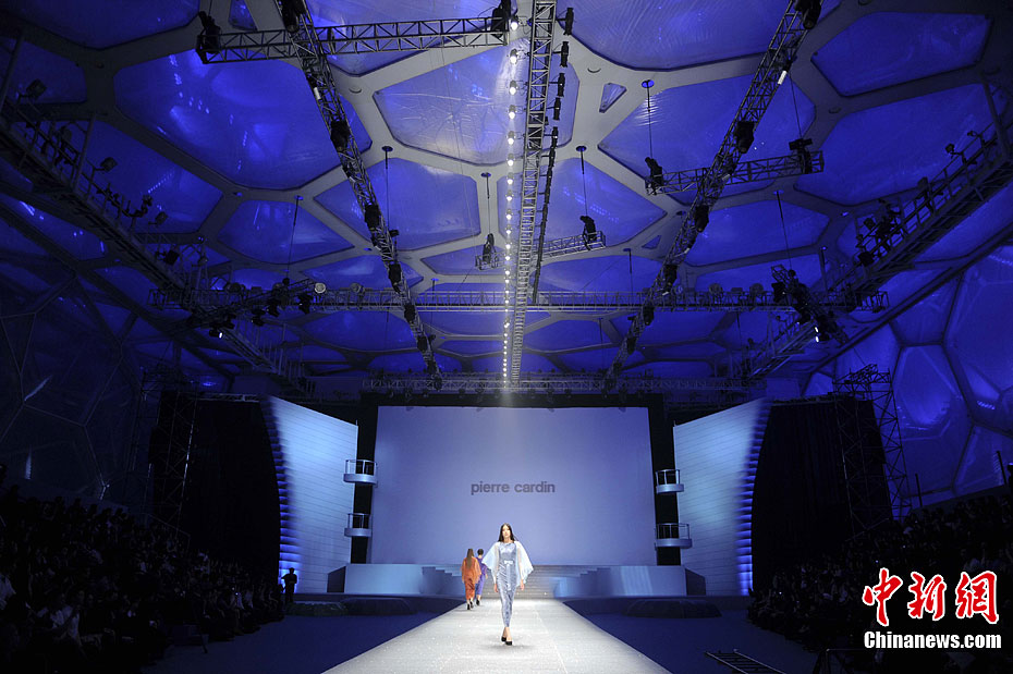 皮尔卡丹在北京水立方举行时装发布会