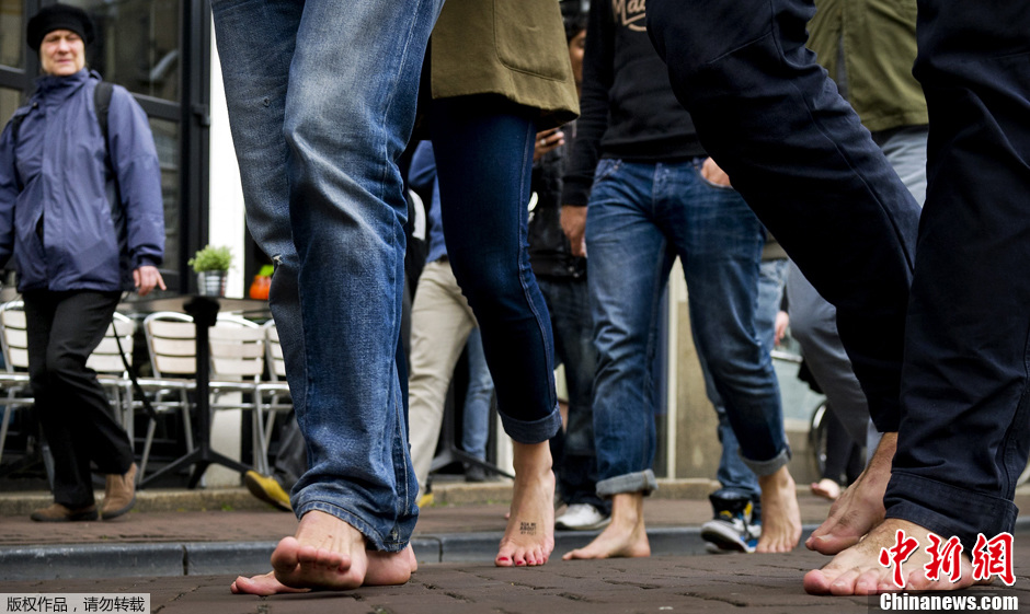 荷兰举行无鞋日游行呼吁关注无鞋儿童