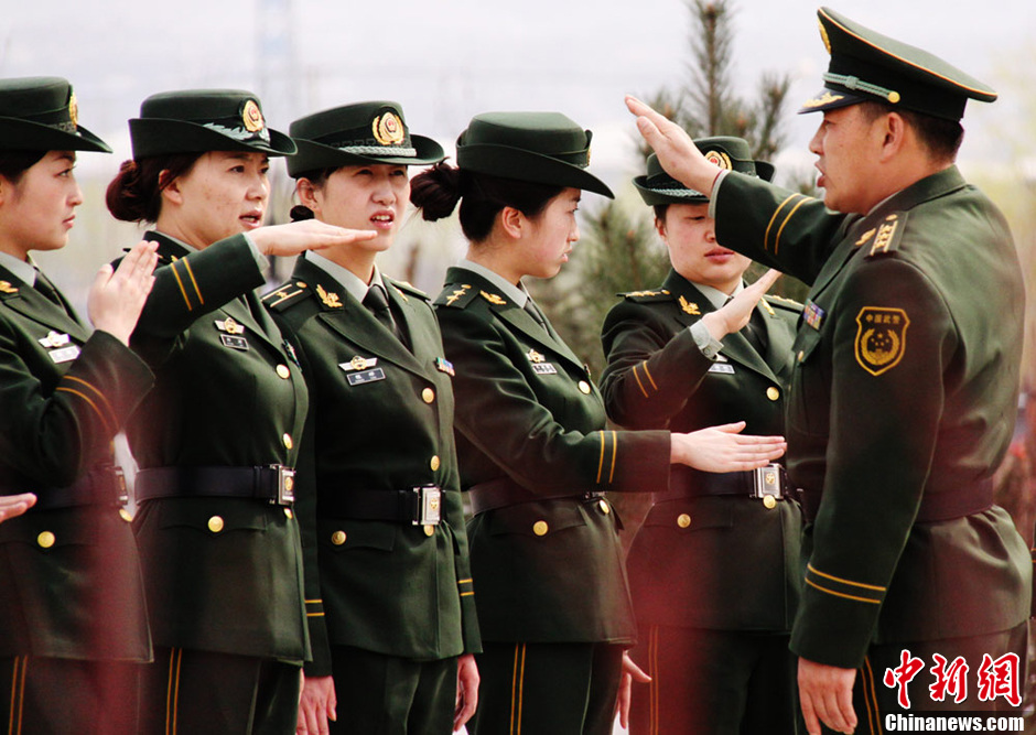 训练中的甘肃森警女警官