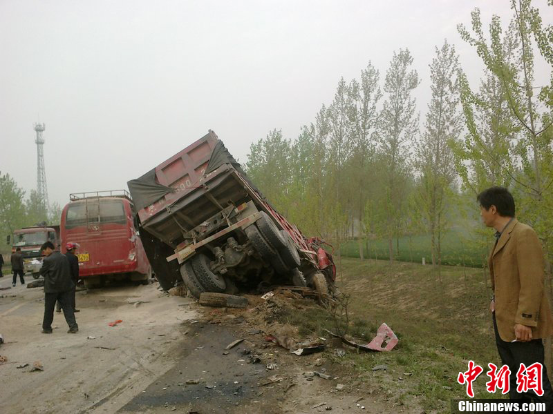 安徽萧县客车货车对撞事故23人丧生