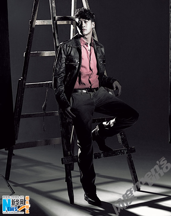 何润东野性写真卷发牛仔单反元素搭配酷炫十足