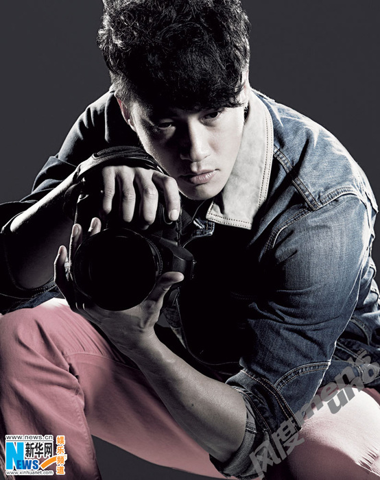 何润东野性写真卷发牛仔单反元素搭配酷炫十足