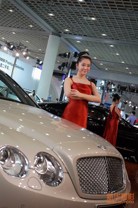 齐鲁车展济南开幕车模云集美女斗艳