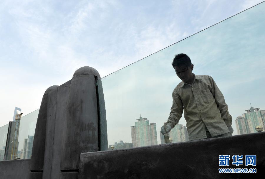 上海南外滩局部启用玻璃防汛墙5月初开放