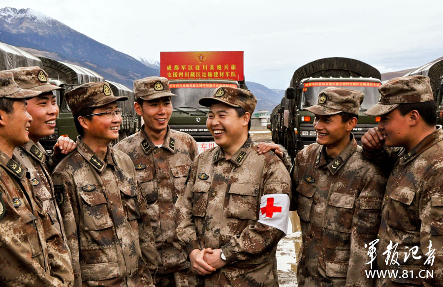 成都军区某炮兵旅执行向四川藏区运输建材任务