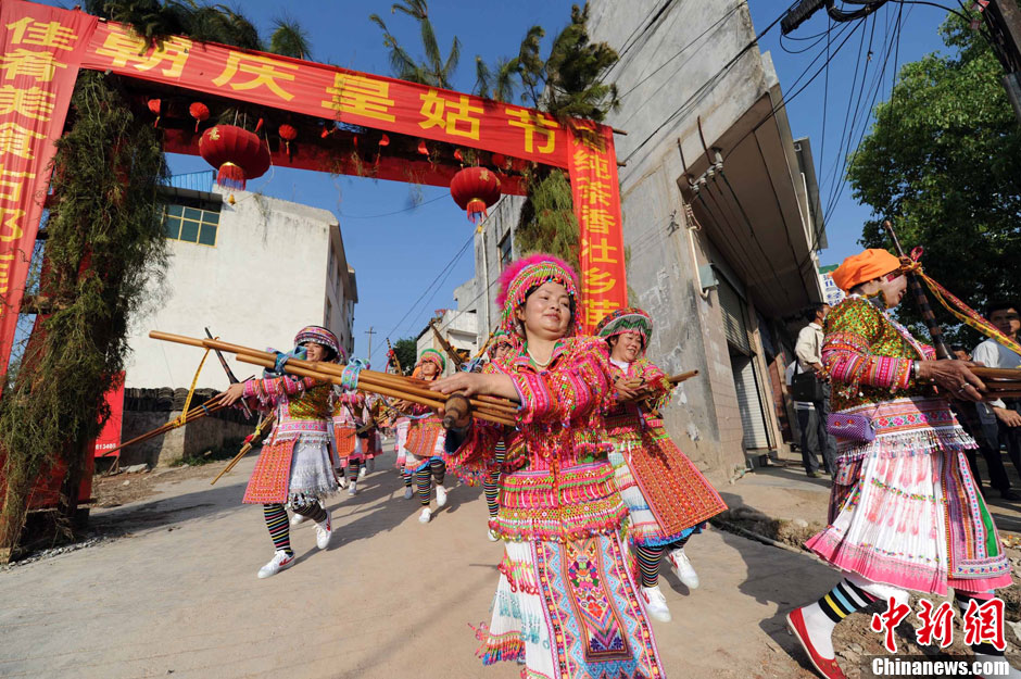 云南广南壮族民众盛装接皇姑