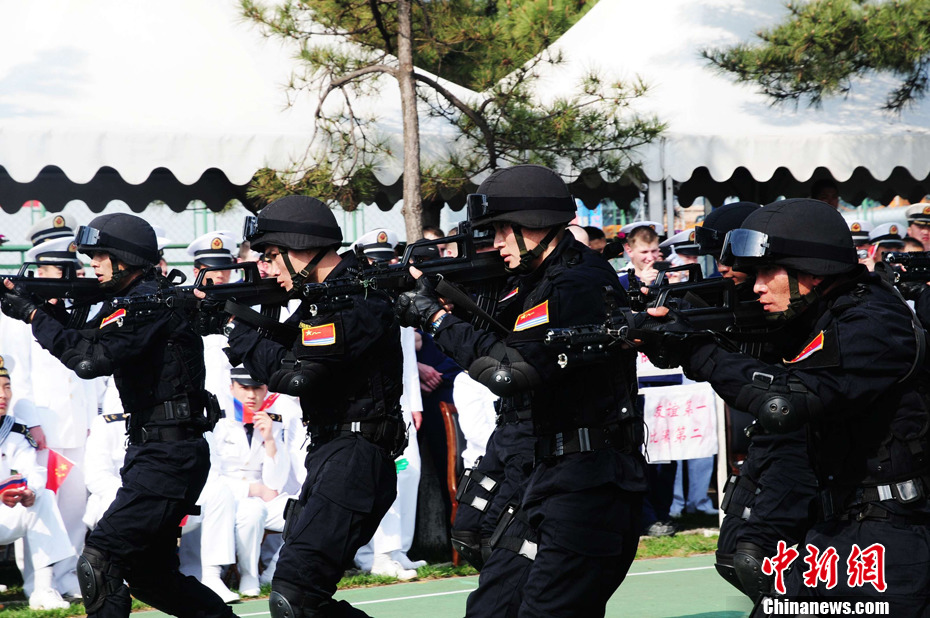 中国海军特种部队表演军事技能