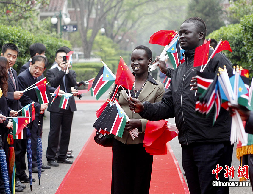 4月24日,中国外交部副部长张志军与南苏丹总统萨尔瓦·基尔一同在北京