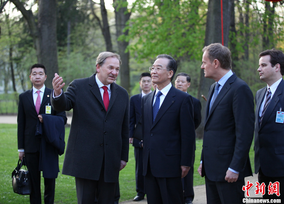 温家宝与波兰总理在肖邦公园中国大道散步