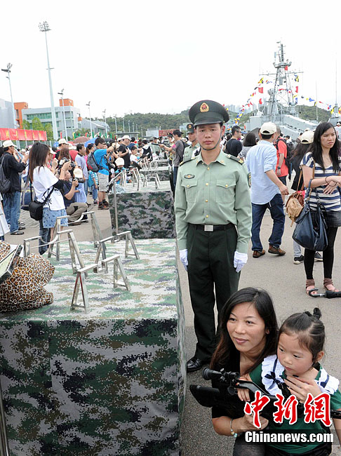 驻港部队昂船洲率先开放与香港市民共庆五一