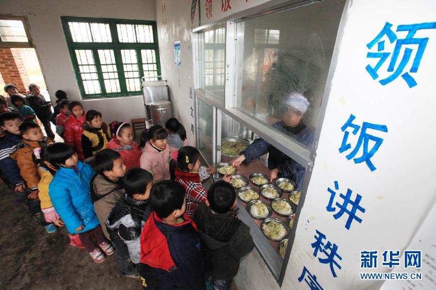 探访广西山区学校的食堂