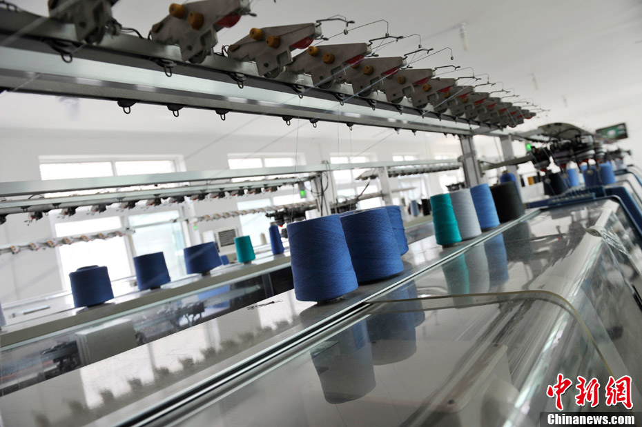 网络媒体走转改探访平谷村民自办的毛织品厂