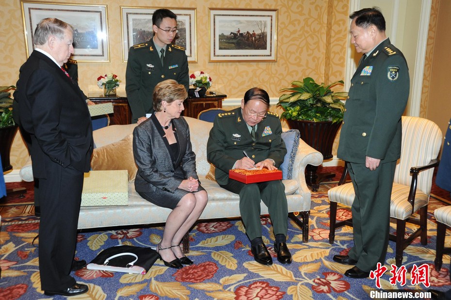 中国国防部长梁光烈会见飞虎队老兵及亲属