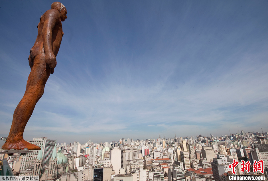 巴西楼顶放置自杀雕塑招来消防员