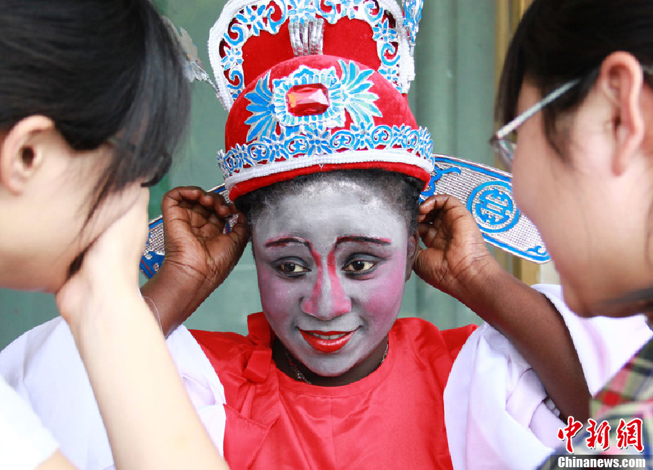 非洲文艺女青年彩妆美白学越剧14