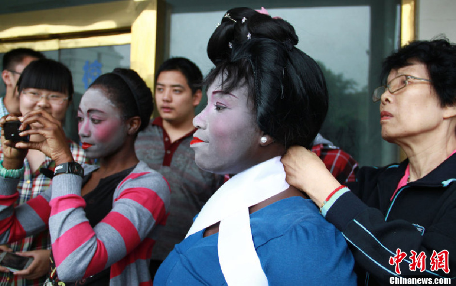 非洲文艺女青年彩妆美白学越剧