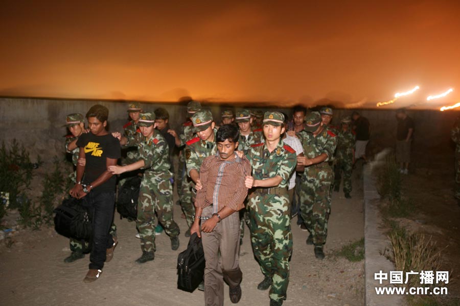 深圳公安边防前海边界抓获12名外籍偷渡人员