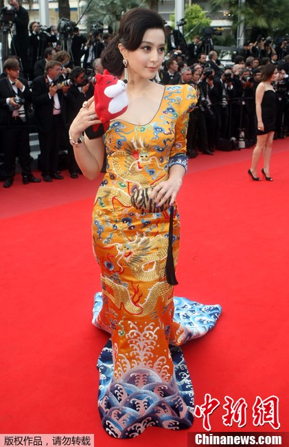 第63届戛纳电影节范冰冰着龙袍惊艳全场