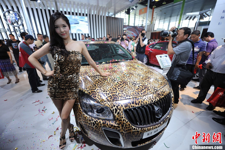 扬州车展野性十足香车美女上演豹纹秀
