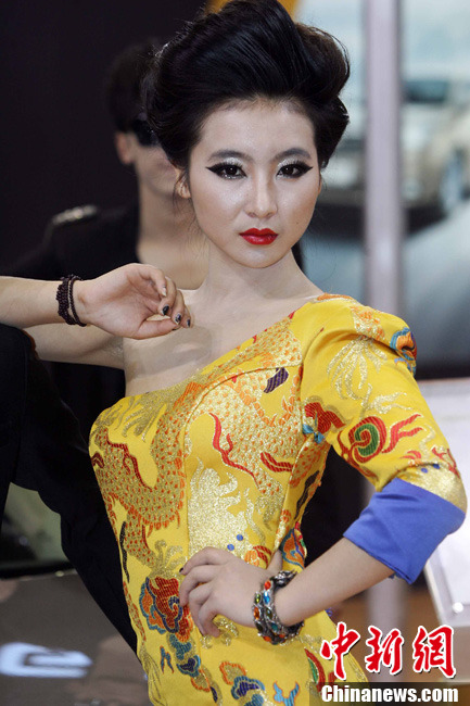 太原国际车展女模身着龙袍秀性感