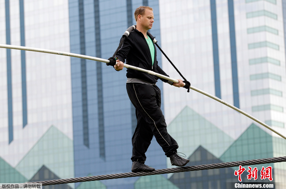 美特技表演家雨中训练走钢丝欲挑战尼加拉瓜瀑布