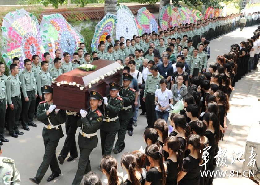 青州城万余民众百里送别二炮救人英雄沈星