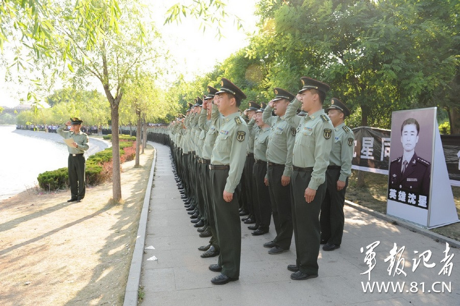 青州城万余民众百里送别二炮救人英雄沈星