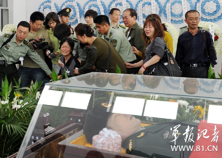 青州城万余民众百里送别二炮救人英雄沈星