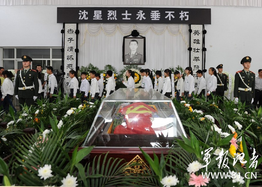 青州城万余民众百里送别二炮救人英雄沈星