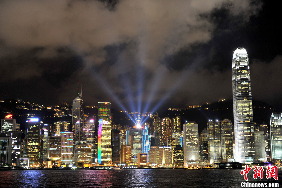 绚丽多彩的香港维多利亚港夜景-中新网