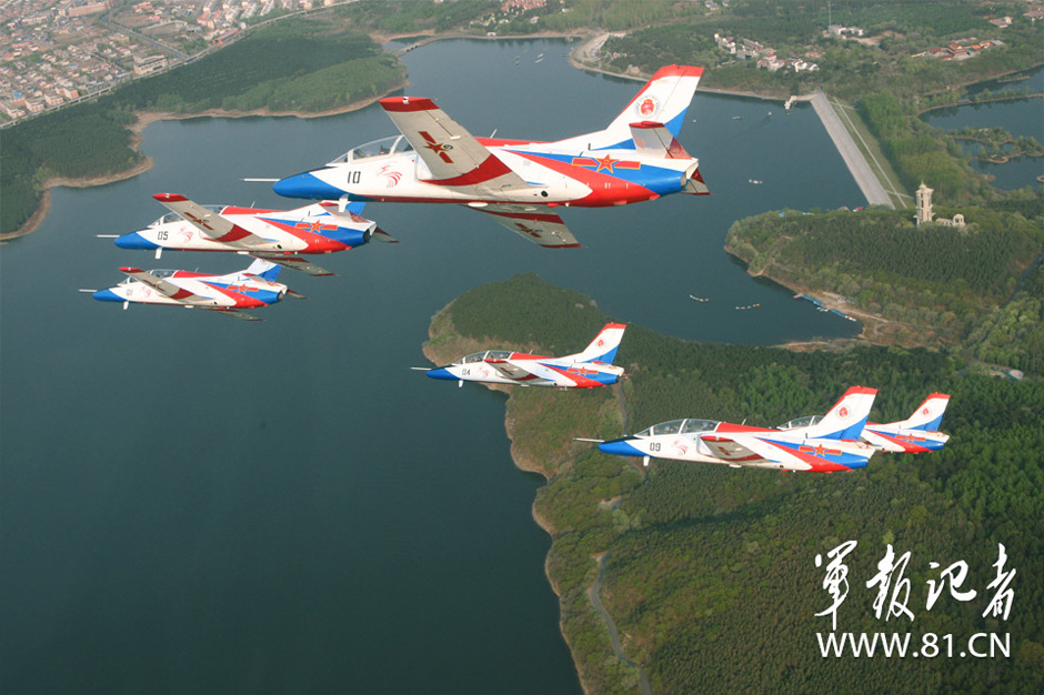 空军红鹰表演队展翅蓝天