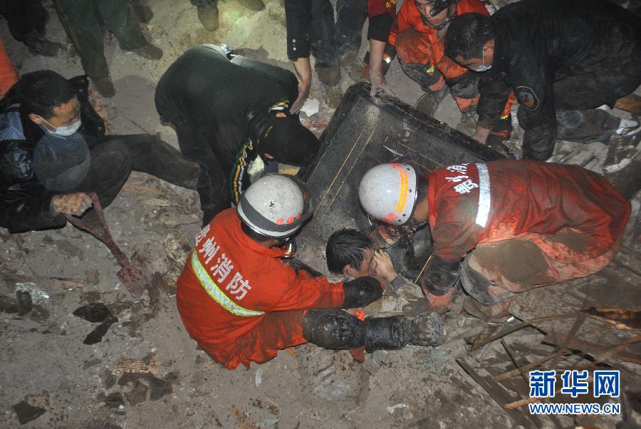 贵州黔西县一民房倒塌3人死亡10余人被困