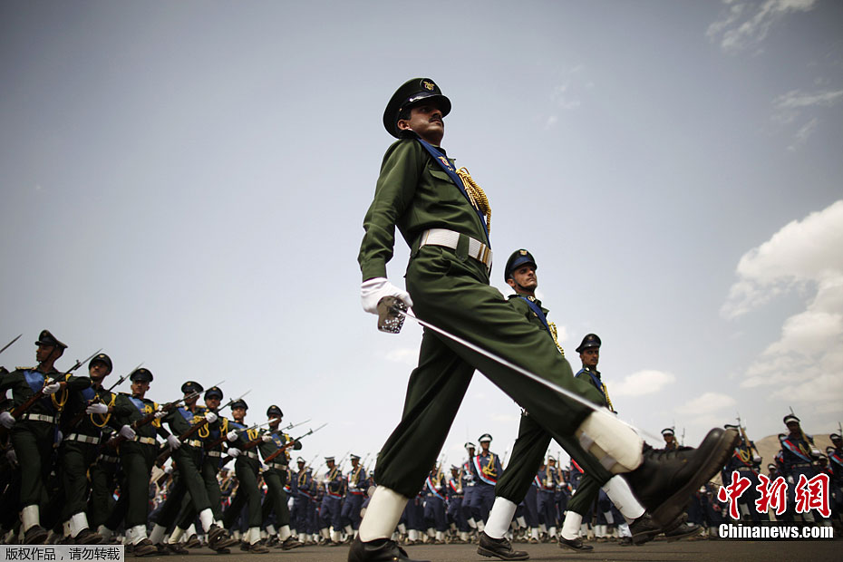 也门举行阅兵式庆祝统一22周年16