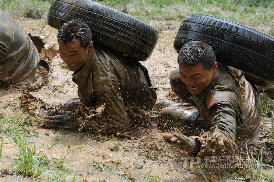 在冰冷刺骨的沼泽地摸爬滚打练毅力,练战术,锤炼部队战斗精神,提高