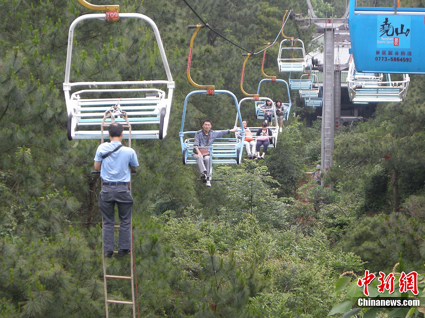 桂林观光缆车停滞事故已有50余名中外游客获救